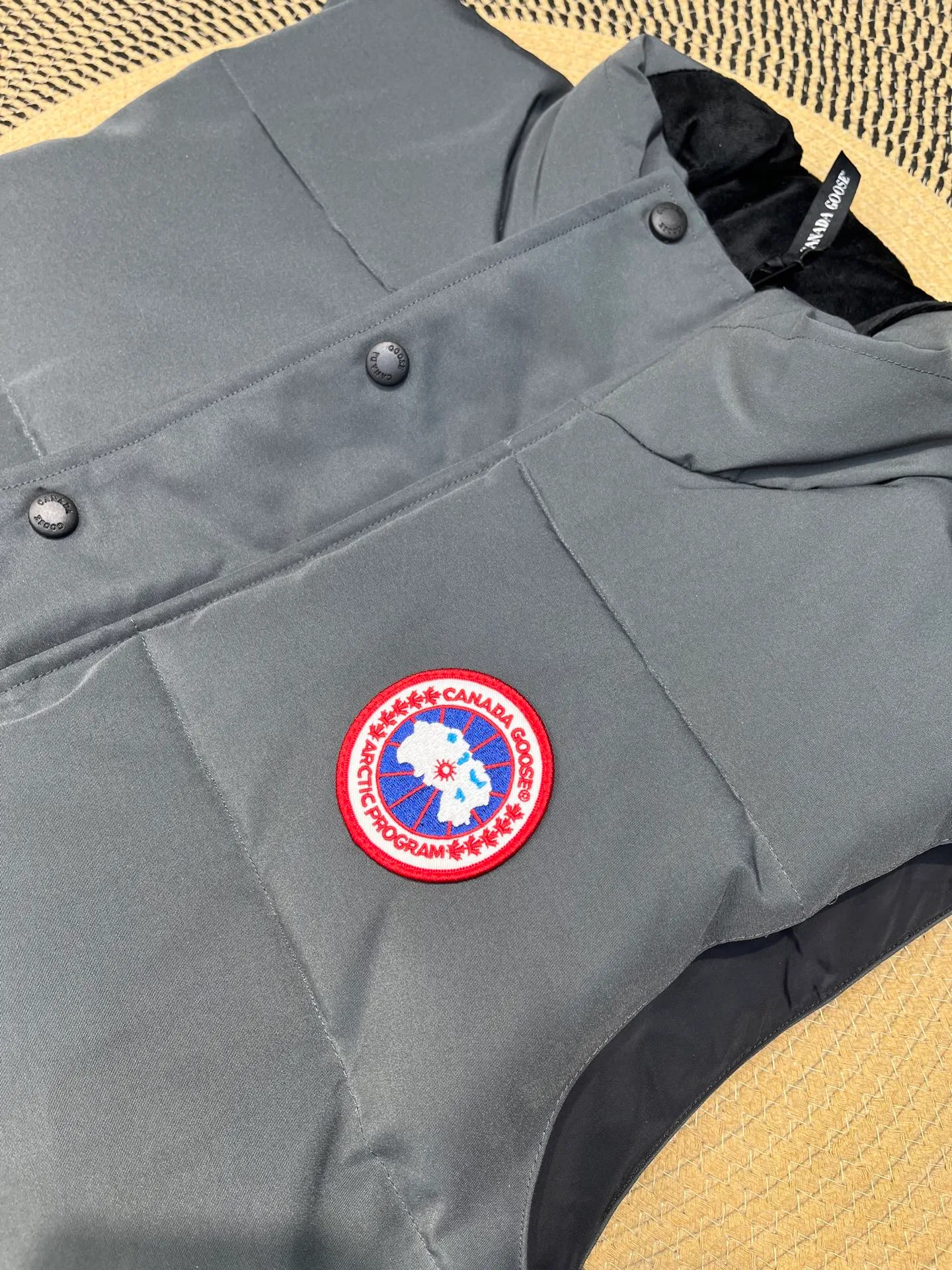 P380 🇨🇦Canada Goose""🇨🇦🌟 Garson down vest has always been recognized as the warmest down jacket. Various Instagram celebrities, Internet celebrities, and celebrities often wear it for street photos. I make Canada Goose every year, but I still can't get rid of my love for it. No matter how cold the days are, there is no need to be afraid, because there is! Filled with 90% white duck down, it is the legendary warmest down jacket and is known as a must-have for Arctic outdoor sports! The most popular down jacket in the world, celebrities are rushing to buy it, it is a must-have!  Size: XS to 2XL